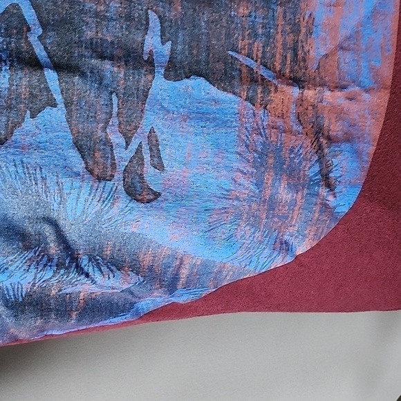 American Eagle maroontee with blue and black graphics - Picture 5 of 15